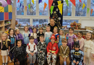 dzieci z grupy VI z nauczycielką