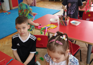dzieci podczas wykonanywania gaików z kolorową bibułą