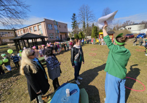 nauczycielki otrzymują zadania na kartkach dla swoich grup