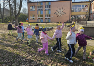 przedszkolaki w korowodzie po ogrodzie przedszkolnym