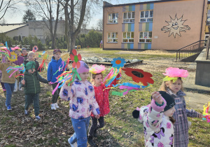 przedszkolaki w korowodzie po ogrodzie przedszkolnym