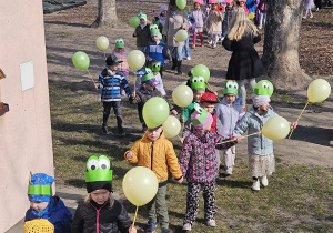 przedszkolaki w korowodzie po ogrodzie przedszkolnym
