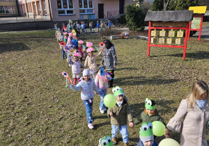 przedszkolaki w korowodzie po ogrodzie przedszkolnym