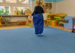 dziewczynka skacze w worku