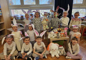 przedszkolaki w opaskach z uszami zajęcy