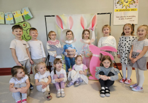 dzieci i fotobudka z zajączkami