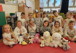 przedszkolaki z maskotkami zajączków