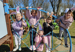 dziewczynki zajączki na zabawkach ogrodowych