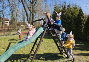 przedszkolaki zające na zjeżdżalni