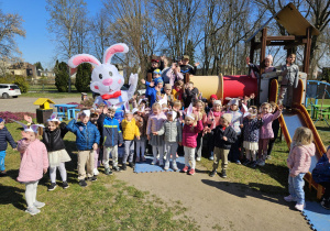 przedszkolaki pozują do zdjęcia z Zającem