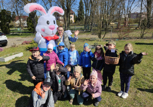 przedszkolaki z nauczycielką z grupy III z Zającem Wielkanocnym i znalezionym koszykiem ze słodyczami