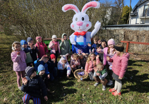 przedszkolaki z grupy VII z Zającem Wielkanocnym i znalezionym koszykiem ze słodyczami