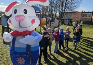 przedszkolaki podążają za Zającem Wielkanocnym do miejsca ukrycia koszyczka