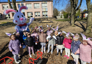 przedszkolaki z grupy VI z Zającem Wielkanocnym i znalezionym koszykiem ze słodyczami