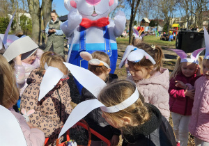 dziewczynki z grupy VI znajdują koszyczek na karuzeli w ogrodzie