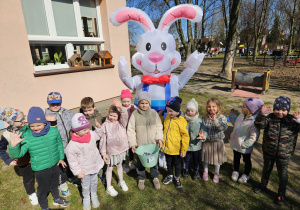 przedszkolaki z grupy I z Zającem Wielkanocnym i znalezionym koszykiem ze słodyczami