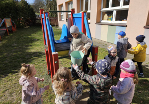 chłopcy znajdują koszyk ze słodyczami i zdejmują go ze zjeżdżalni