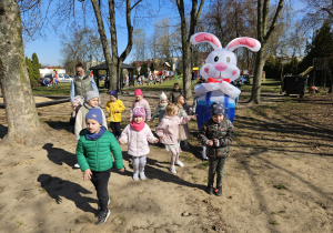 przedszkolaki z grupy I podążają za Zającem Wielkanocnym do miejsca ukrycia koszyczka