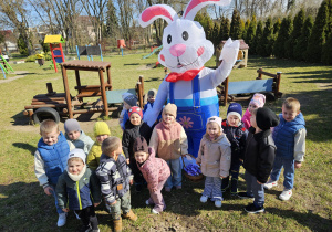 przedszkolaki z grupy VIII z Zającem Wielkanocnym i znalezionym koszykiem ze słodyczami