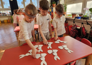 chłopcy wybierają zajączki do kolorowania