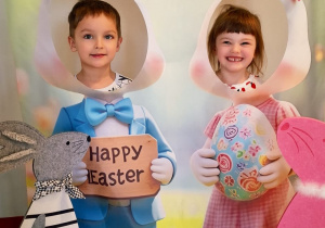 przedszkolaki w fotobudce z zajączkami