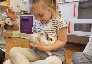 dziewczynka przytula królika
