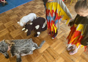 dzieci przebrane za zwierzęta w scence