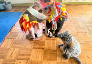 dzieci przebrane za zwierzęta podczas scenki