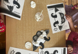 dzieci wycinają maski baranków