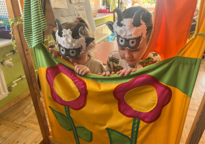 dzieci w maskach baranków w teatrzyku
