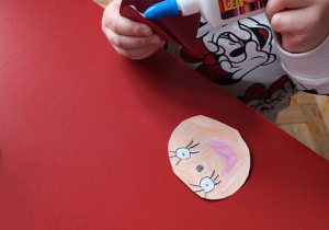 dziecko skleja tułów lalki