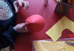 dziecko skleja tułów lalki