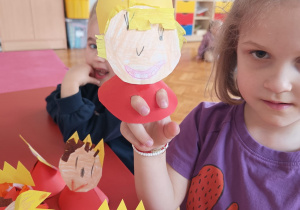 lalka królewny na ręce dziewczynki