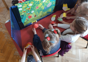 prezentacje przedszkolaków w teatrzyku własnoręcznie wykonanymi lalkami
