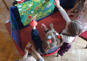 prezentacje przedszkolaków w teatrzyku własnoręcznie wykonanymi lalkami