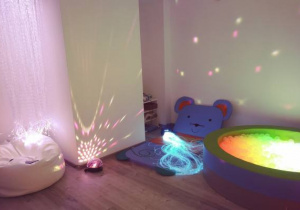 sala terapeutyczna z podświetlanymi :basenem, lampą, fontanną
