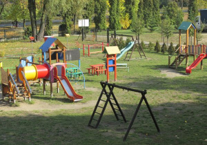 widok placu zabaw ze sprzętem do zabaw terenowych z góry