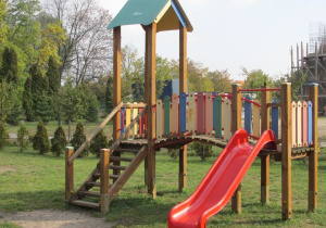 zjeżdżalnia z mostkiem i schodkami