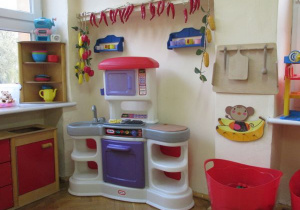 sala, kącik kuchennyz kuchnią, półkami i wyposażeniem kuchennym