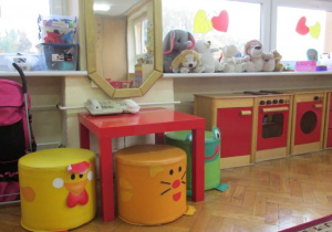 sala, kącik z lustrem i telefonem i 3 pufami