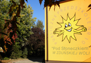 logo przedszkola - słoneczko - umieszczone na budynku od strony południowo - zachodniej